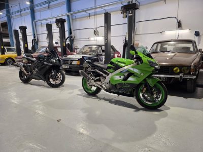 Motocycles au cours de la formation à la mécanique moto intensive vers Paris en Ile-de-France