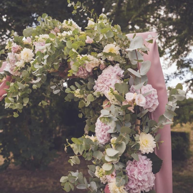 Composition florale extérieure faite par l'artisane fleuriste Inès Siniscalco