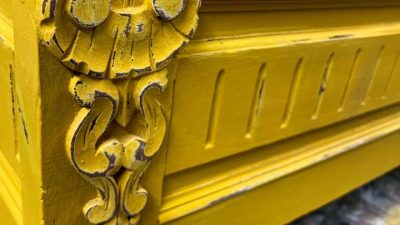 Banc jaune à rénover au cours du stage relooking de meubles