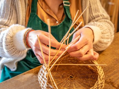 Tressage de l'osier formation vannerie d'osier proche d'Aix-en-Provence dans le Vaucluse