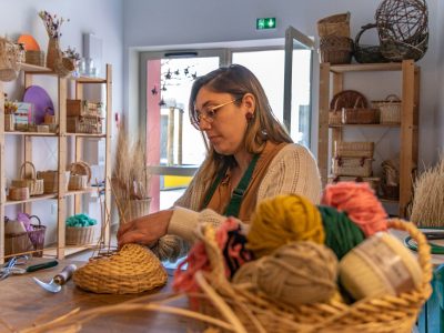Coralie dans son atelier formation vannerie d'osier proche d'Aix-en-Provence dans le Luberon