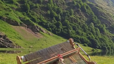 Métier à tisser dans les montagnes pendant un stage de tissage avec un tisserand
