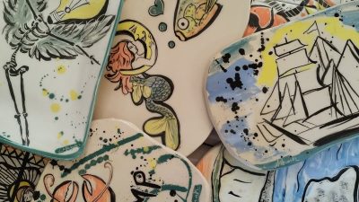 Exemples d'objets décorés pendant la formation et les stages avec une céramiste en Normandie