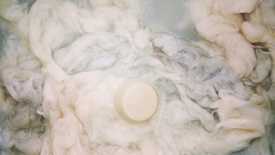 Laine blanche prévue pour le tissage pendant le stage