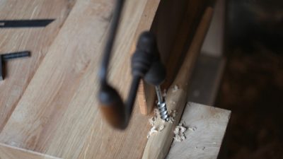 Façonnage pendant le stage chez un ébéniste entre Paris et Reims