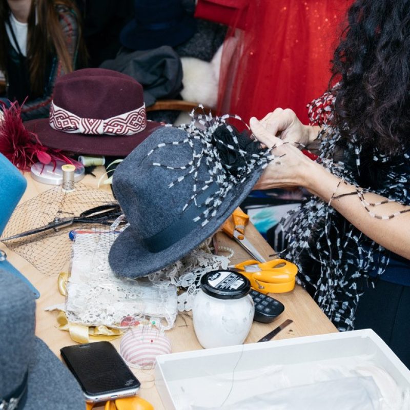 Boutique et atelier de Johanna Braitbart plumassière pendant le stage de plumasserie dans le Marais à Paris