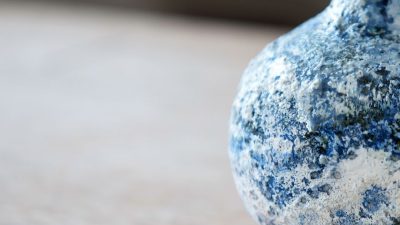 Pièce en céramique faite avec engobe pendant le stage