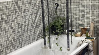 Bains tirage atelier de développement de film en noir et blanc