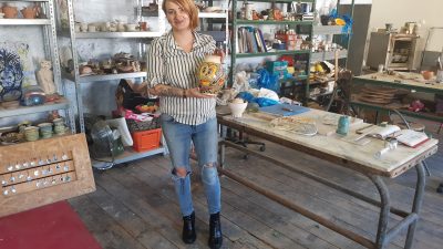 Ludivine Mercier dans son atelier de céramique pendant un stage céramique et poterie à Fécamp