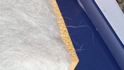 Cardage de la laine pour faire ses chaussons pendant le stage