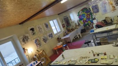 Atelier de céramiste pendant le stage céramique et poterie en Normandie