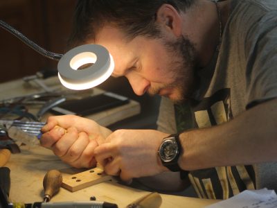Création de bijou en cours pendant la formation bijoutier option bijouterie joaillerie