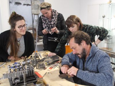 Formation avec les stagiaires sur le métier de bijoutier, la bijouterie et la joaillerie