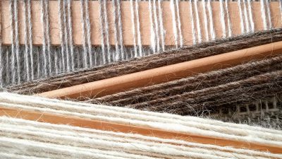 Fils de métier à tisser pendant le stage de tissage dans les montagnes