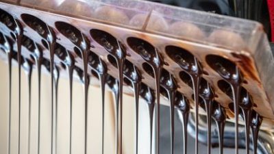 Apprentissage des températures pendant le stage de chocolatier dans un atelier de chocolaterie entre Pau et Biarritz