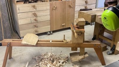 Atelier d'ébéniste pendant le stage pour créer son tabouret ergonomique