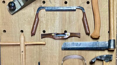 Outils d'ébéniste pendant le stage pour créer une chaise en ébénisterie