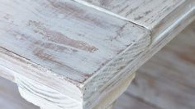 Coin de table à rénover au cours du stage relooking de meubles