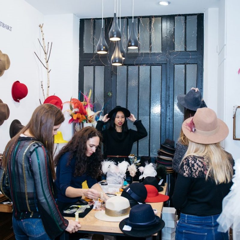Boutique et atelier de Johanna Braitbart plumassière pendant le stage de plumasserie dans le Marais à Paris