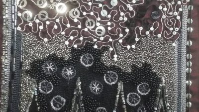 Broderie perlée pendant l'atelier intermédiaire de la broderie perlée (au point de Lunéville) dans les Hautes-Pyrénées (65)