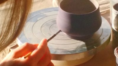 Pratique de l'engobe pendant le stage de céramique