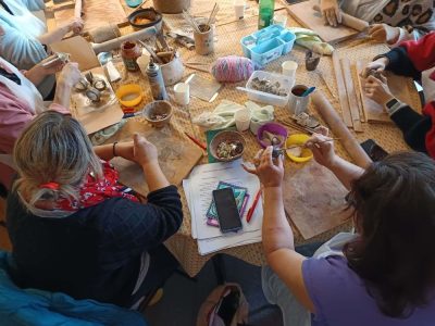 Stagiaires travaillant sur des projets créatifs lors d'une formation d'initiation en art-thérapie.