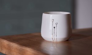 Mug créé pendant une formation céramique et poterie avec une céramiste vers Nantes