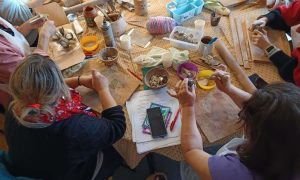 Stagiaires travaillant sur des projets créatifs lors d'une formation d'initiation en art-thérapie.