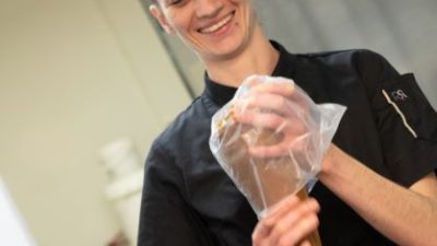 Léa Vazquez, artisane chocolatier qui propose un stage en chocolaterie dans le Béarn