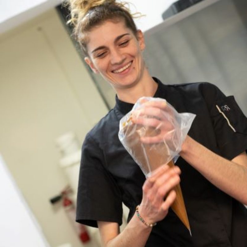 Léa Vazquez, artisane chocolatier qui propose un stage en chocolaterie dans le Béarn