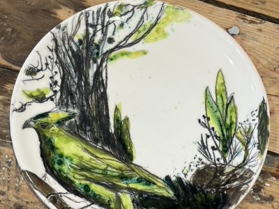Assiette pendant la formation décoration céramique dans les Pyrénées Atlantiques