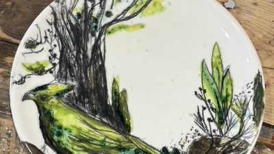 Assiette pendant l'atelier de décoration céramique aux jus d'oxyde sur faïence biscuitée