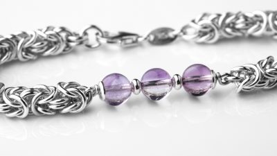 Détails de bijou fait pendant le stage de bijouterie avec un bijoutier