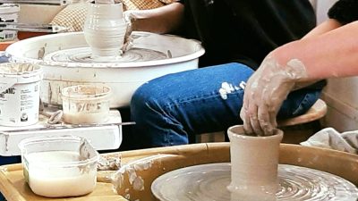 Tournage céramique pendant le stage de poterie