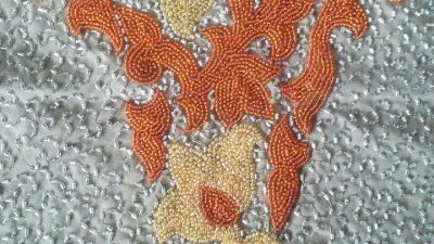 Broderie perlée avec des couleurs vives par Alexia à Tarbes pendant l'atelier au point de Lunéville