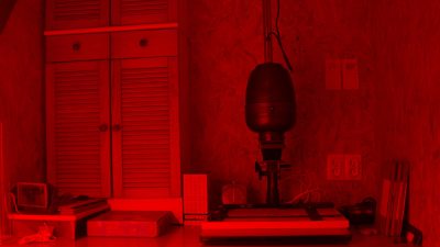 Laboratoire rouge atelier tirage photographies noir et blanc