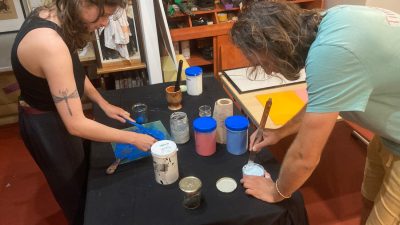 Préparation de la couleur atelier d'initiation à la sérigraphie