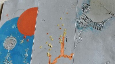 Pratique de l'engobe pendant le stage de céramique