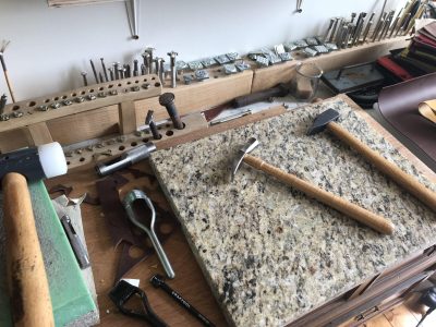 Outils de maroquinier au cours de la formation maroquinier entre Bordeaux et Libourne