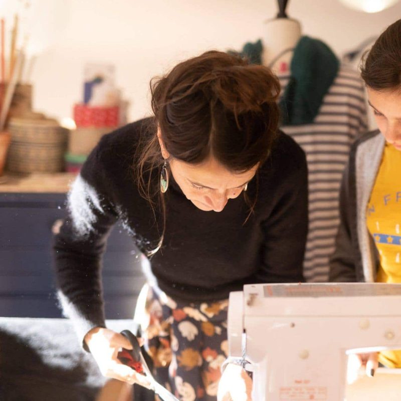 Lorène dans son atelier, styliste et modéliste en région PACA