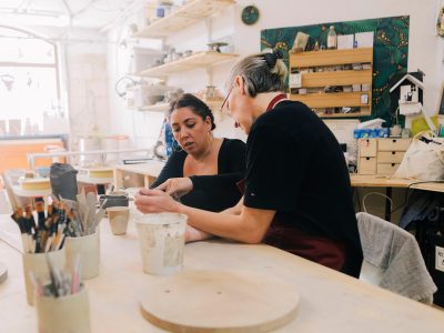 Découverte des techniques de tournage en céramique lors de notre formation céramiste à Montpellier