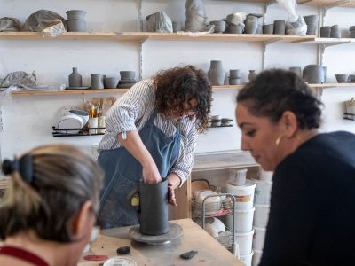 Stagiaire en formation tournage céramiste en formation à Montpellier