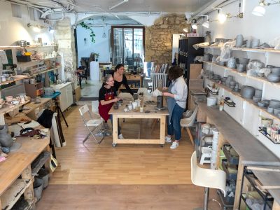 Atelier de céramiste à Montpellier avec trois stagiaires participant à une session de formation au tournage