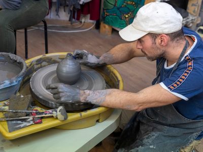 Stagiaire travaillant sur un tour de potier lors d'une formation de tournage en céramique à Montpellier