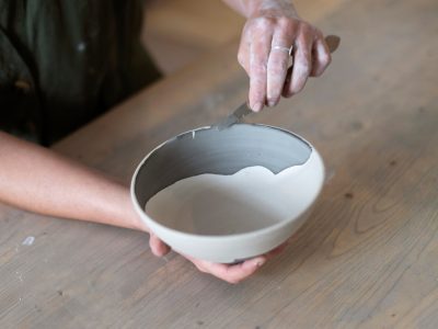 Finitions sur un bol en argile dans le cadre d'une formation tournage en céramique à Montpellier