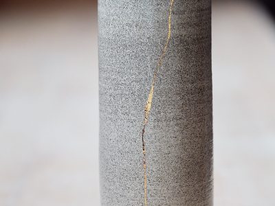 Vase droit tourné pendant une formation céramique et poterie vers Nantes avec une céramiste