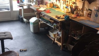 Atelier de maroquinier au cours du stage de maroquinerie