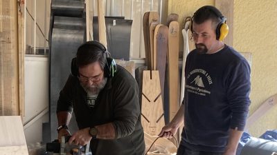 Fabrication de skis au cours d'un stage avec des ébénistes