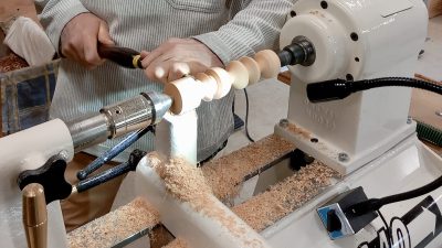 Technique de tournage sur bois pendant un stage de découverte