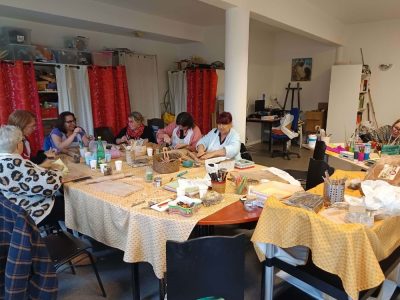 Groupe de stagiaires pendant la formation d'initiation à l'art thérapie